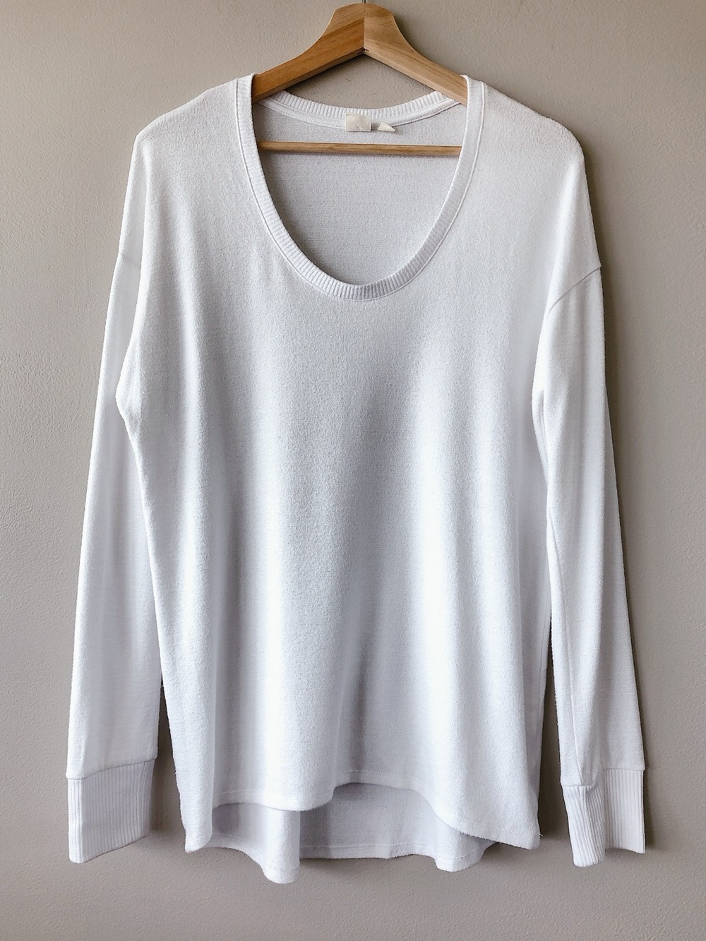 GAP Classic Women's White Long-Sleeve Scoop Neck Top medium shirt